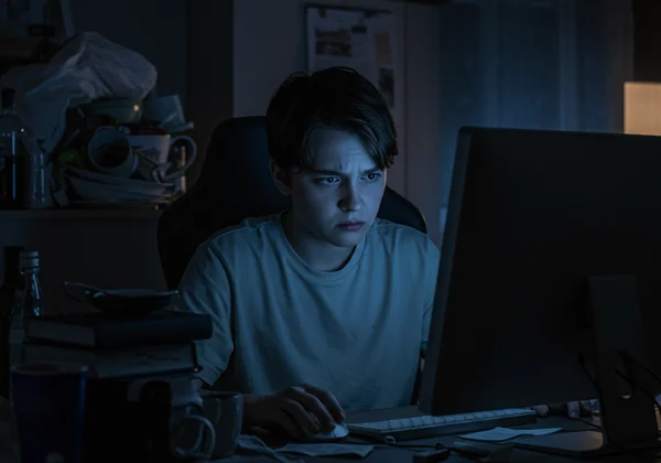 一个人在玩游戏时看起来很紧张,现实生活被忽视